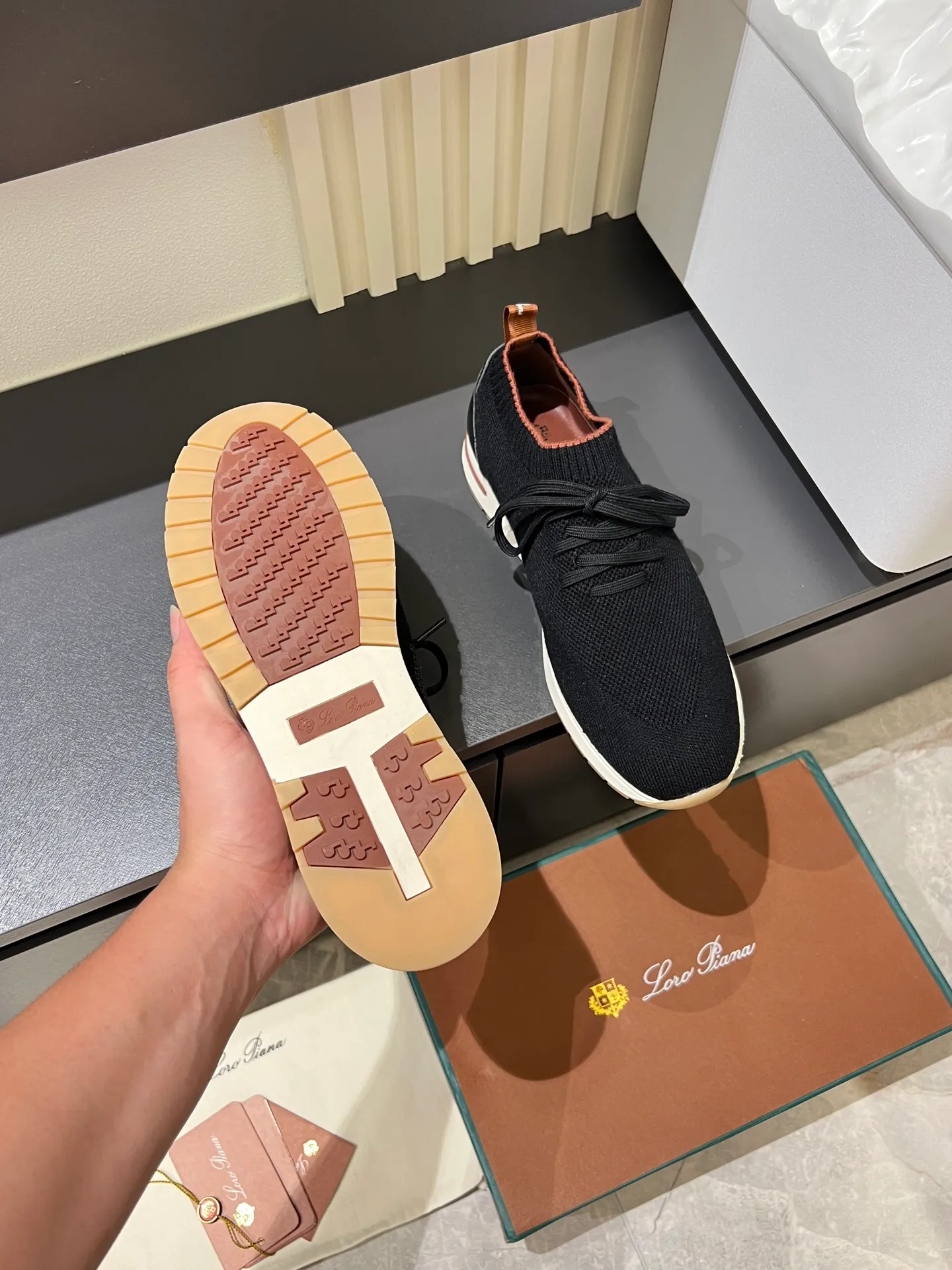Men's Men's Shoes 💰p380 Loro Men's Shoes 💰piana/Noyo Piana 360 L Men's Shoes 💰p Flexy Walk Men's Sports Shoes These sports shoes are made of knitted wool uppers, and the heel is wrapped in smooth calf leather. Merino sheep are selected from Australia and New Zealand. The upper is machine-woven like a sweater, and then equipped with a white rubber outsole and a Kummel-colored sole. It is both beautiful and non-slip. The fabric is 100% cashmere and the insole is calf leather. It is super comfortable on the feet! Comes with full original packaging! Multiple colors available! Size: 38-44 (45 customized)